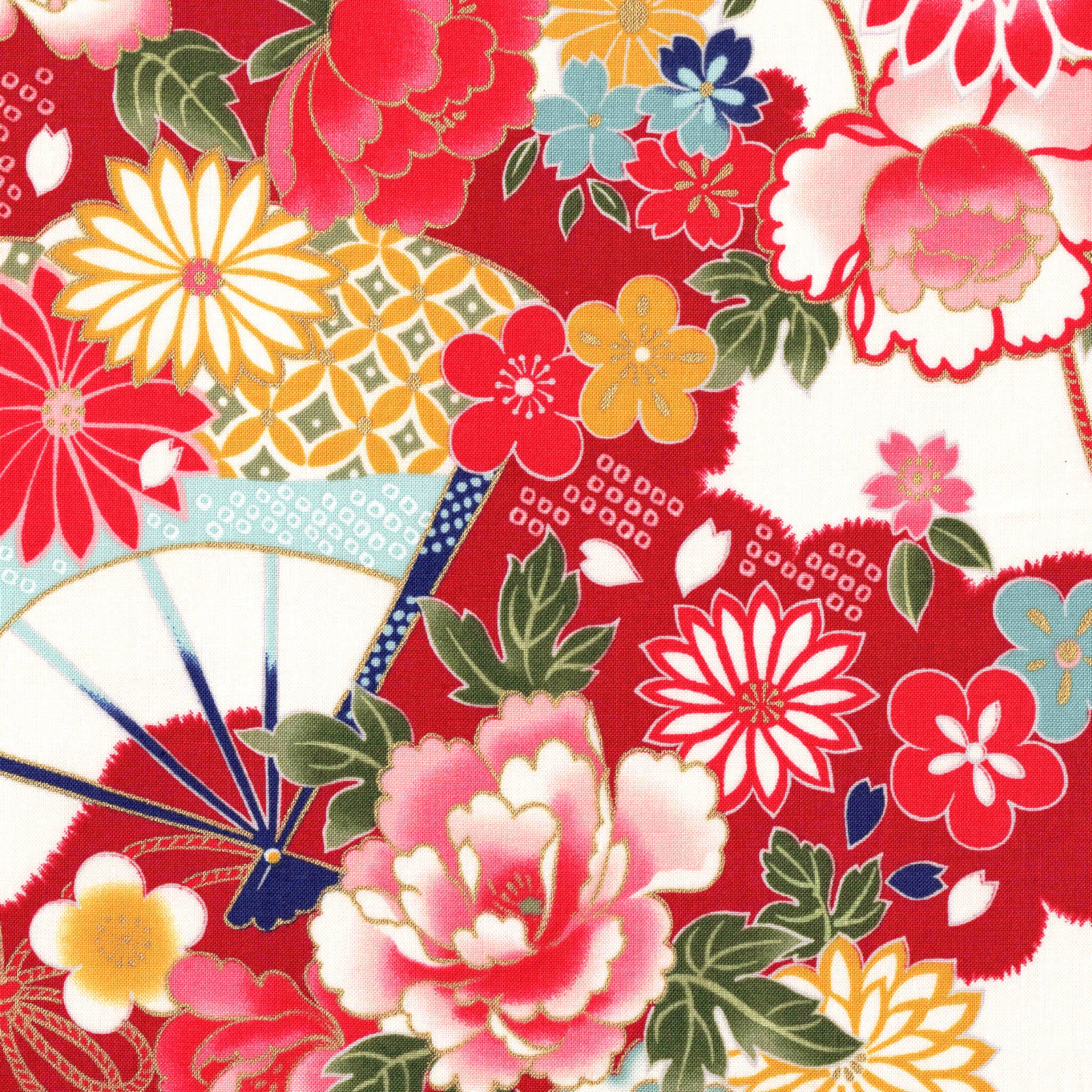 Japanischer Stoff in Rot für einen Kimono mit Sakura Blüten, Pfingstrosen und einem Fächer im Hintergrund